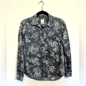 Women’s Gap-The Fitted Boyfriend button down shirt🖤